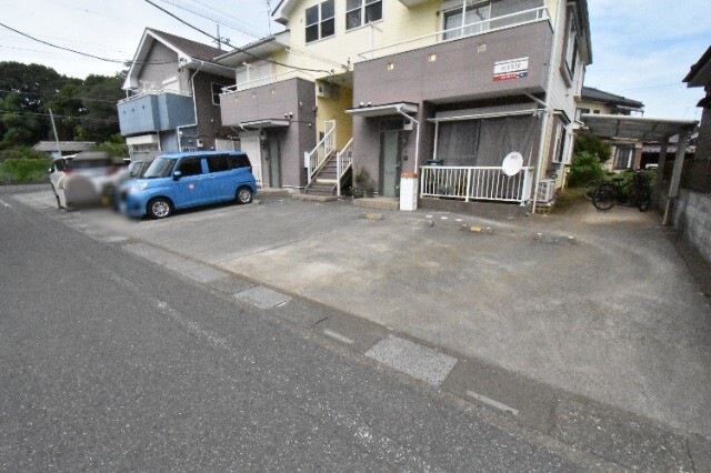 ��ʌ��@�c�s�@�c�T���ڂ̃A�p�[�g�̒��ԏ�