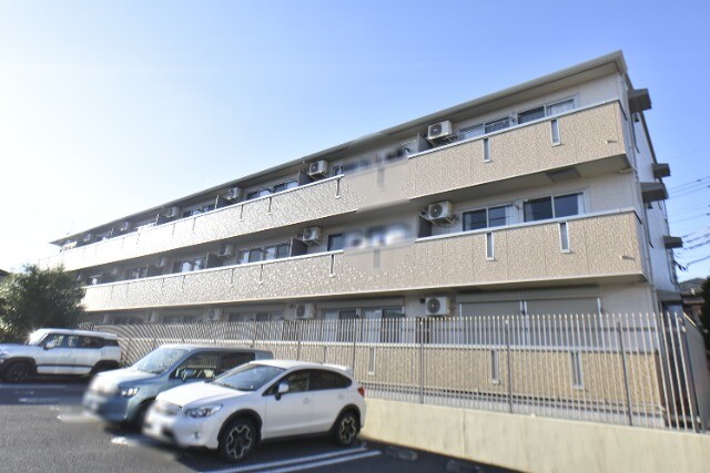 ��ʌ�����s�{���U���ڂ̃A�p�[�g�̒��ԏ�