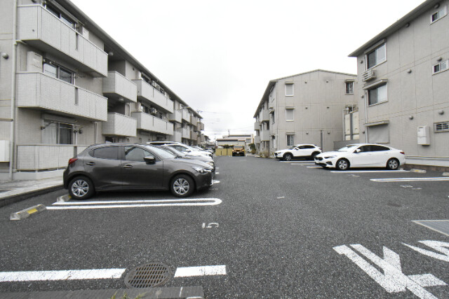 ��ʌ�����s�{���U���ڂ̃A�p�[�g�̒��ԏ�