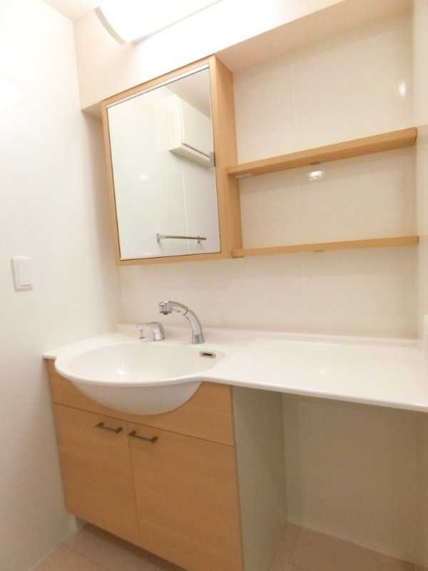 ��ʌ�����s�{���U���ڂ̃A�p�[�g�̐��ʏ�