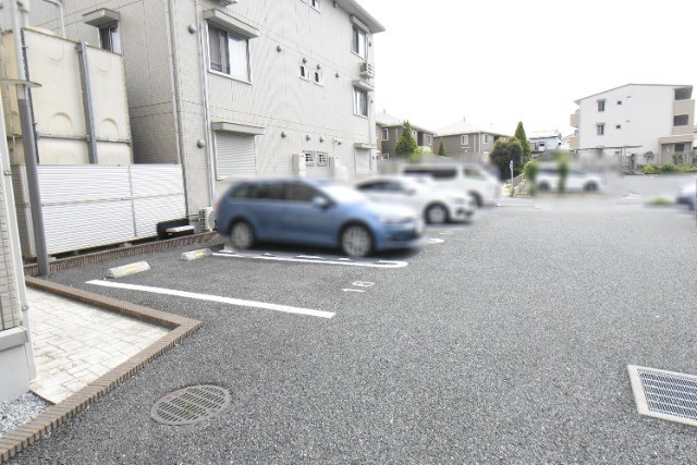 ��ʌ�����s�{���U���ڂ̃A�p�[�g�̒��ԏ�