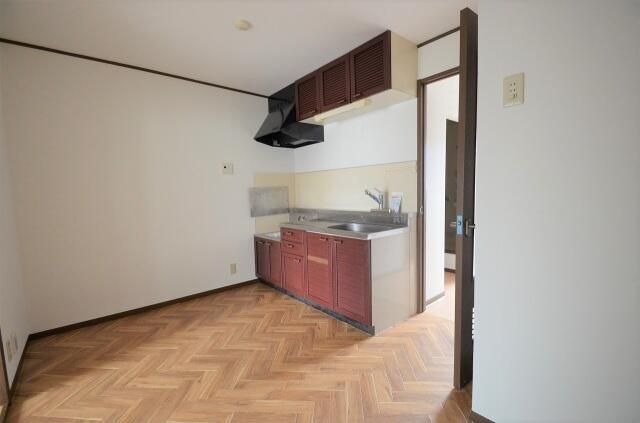 ��ʌ��@�c�s���V�h�P���ڂ̃A�p�[�g�̋��ԁE���r���O