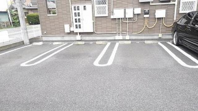 ��ʌ������s���P���ڂ̃A�p�[�g�̒��ԏ�