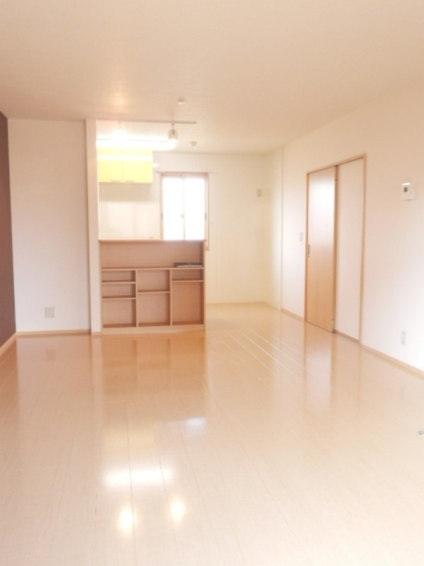 ��ʌ��������܎s��{��O���Q���ڂ̃e���X�n�E�X�̋��ԁE���r���O