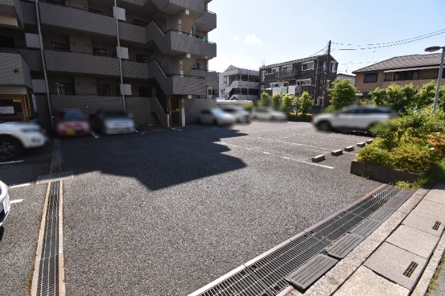 ��ʌ�����s������T���ڂ̃}���V�����̒��ԏ�