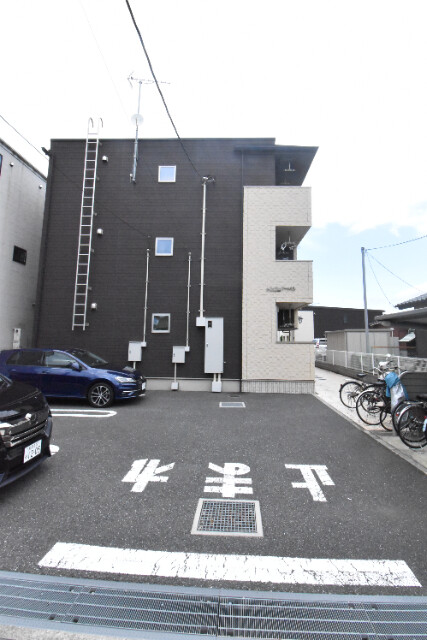 ��ʌ��������܎s�Y�a���؍�R���ڂ̃A�p�[�g�̒��ԏ�