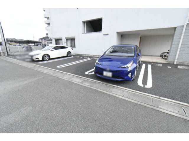 ��ʌ������s��ʖ�̃}���V�����̒��ԏ�