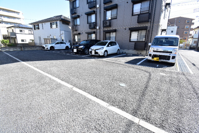 ��ʌ��������܎s����厚�󗈂̃A�p�[�g�̒��ԏ�