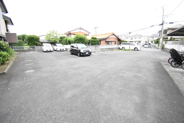 ��ʌ��������܎s�k����i���Q���ڂ̃A�p�[�g�̒��ԏ�