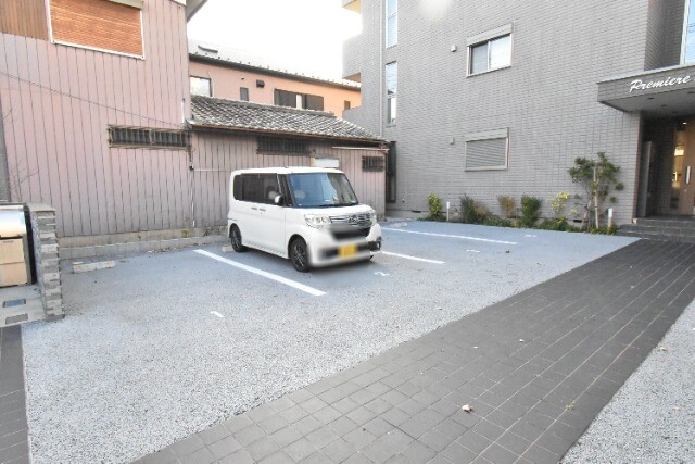 ��ʌ������s�g���T���ڂ̃}���V�����̒��ԏ�