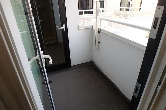 ��ʌ��������܎s�΋揼�؂P���ڂ̃e���X�n�E�X�̃o���R�j�[