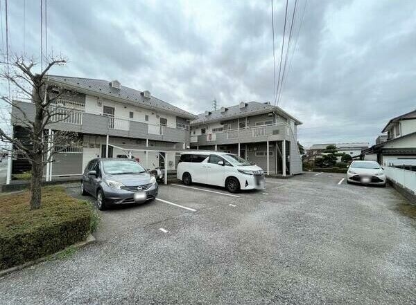 ��ʌ�����s�ܔԒ��̃A�p�[�g�̒��ԏ�