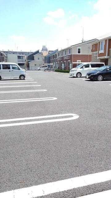 ��ʌ��t�����s�L���Q���ڂ̃A�p�[�g�̒��ԏ�