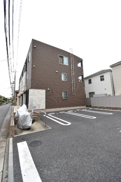 ��ʌ������s�����S���ڂ̃A�p�[�g�̒��ԏ�