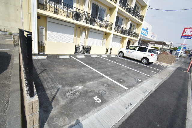 ��ʌ��������܎s�k��y�C���P���ڂ̃}���V�����̒��ԏ�