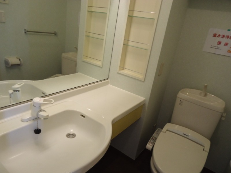 ��ʌ�����s�厚�����̃A�p�[�g�̐��ʏ�