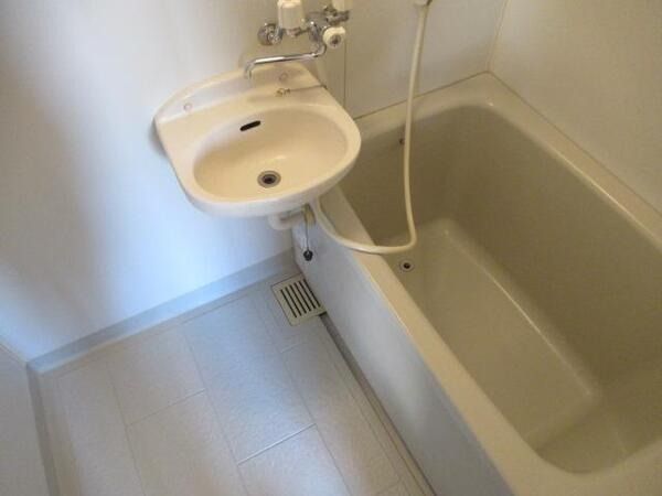 ��ʌ��������܎s�Y�a�撇���P���ڂ̃A�p�[�g�̃o�X