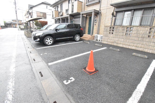 ��ʌ�����s�k����P���ڂ̃A�p�[�g�̒��ԏ�