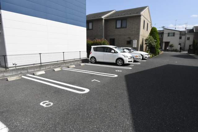 ��ʌ��������܎s����O���U���ڂ̃A�p�[�g�̒��ԏ�