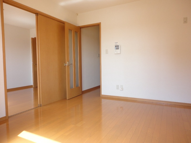 ��ʌ��k�����S�ɓޒ��w���S���ڂ̃A�p�[�g�̋��ԁE���r���O