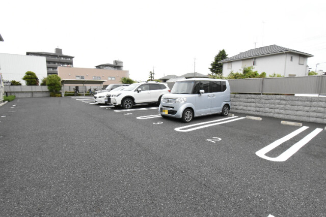 ��ʌ��������܎s�k��{�����̃A�p�[�g�̒��ԏ�