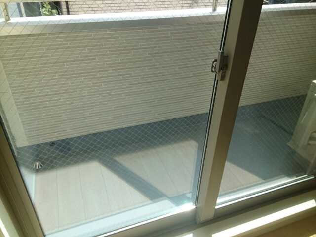 ��ʌ�����s������U���ڂ̃A�p�[�g�̃o���R�j�[