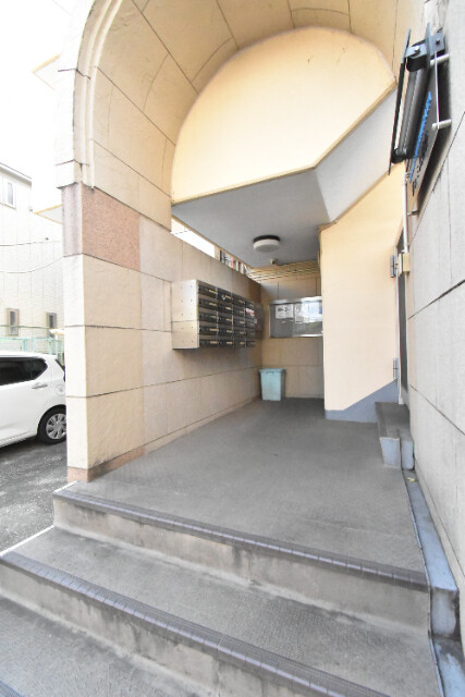 ��ʌ��z�J�s�ԎR���Q���ڂ̃}���V�����̃G���g�����X