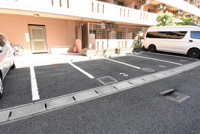 ��ʌ��������܎s��{��{���S���ڂ̃}���V�����̒��ԏ�