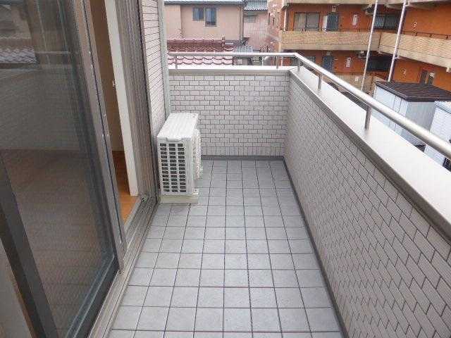 ��ʌ��@�c�s���P���ڂ̃A�p�[�g�̃o���R�j�[