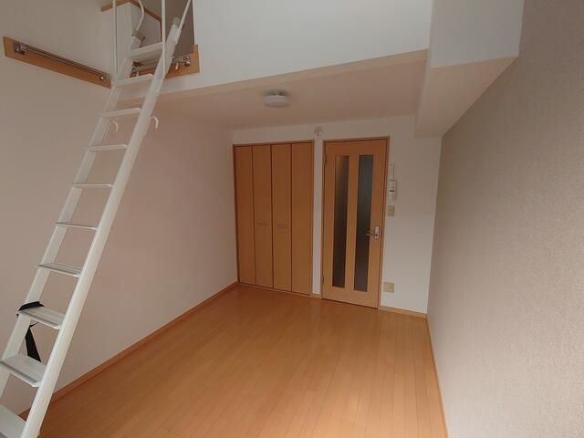 ��ʌ������s�h���Q���ڂ̃A�p�[�g�̋��ԁE���r���O