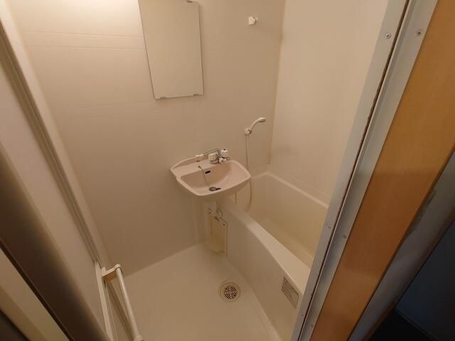 ��ʌ������s�h���Q���ڂ̃A�p�[�g�̃o�X