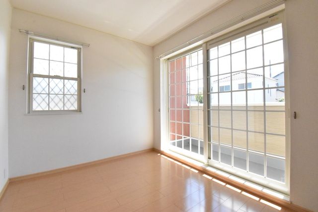 ��ʌ�����s�厚���s�̉Ƃ̃A�p�[�g�̋��ԁE���r���O