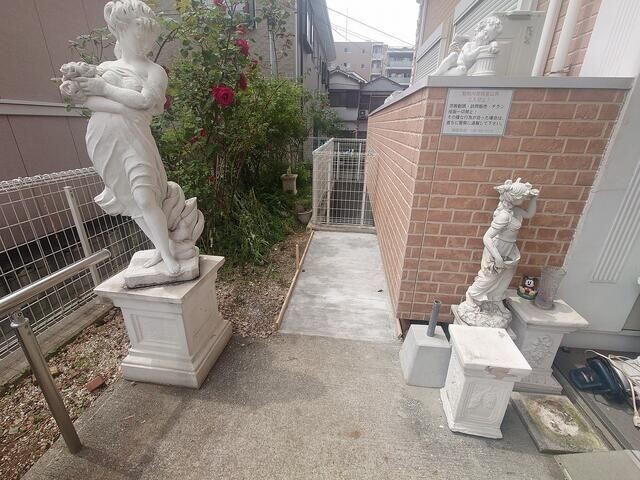 ��ʌ������s�h���Q���ڂ̃A�p�[�g�̃G���g�����X