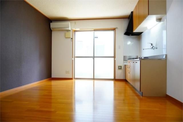 ��ʌ������s����R���ڂ̃A�p�[�g�̋��ԁE���r���O