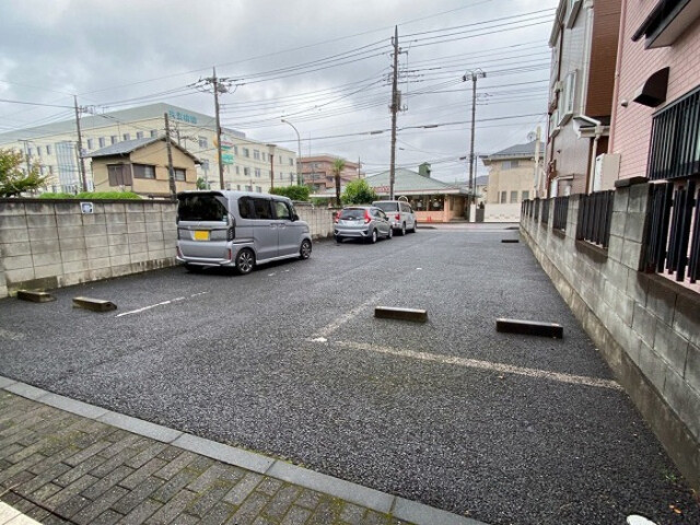 ��ʌ��������܎s�΋挴�R�S���ڂ̃e���X�n�E�X�̒��ԏ�