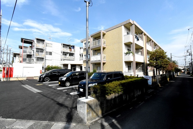 ��ʌ��������܎s������厚�@���̃}���V�����̒��ԏ�