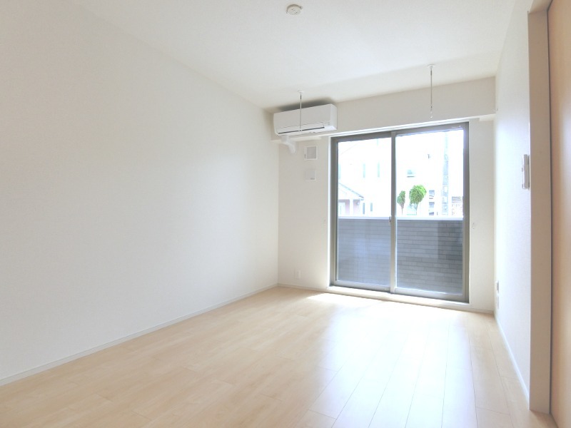 ��ʌ��k�����S�ɓޒ������R���ڂ̃A�p�[�g�̋��ԁE���r���O