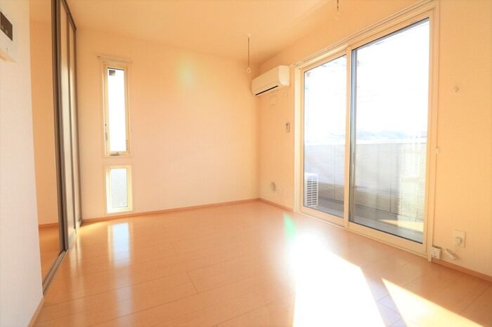 ��ʌ������s�_���P���ڂ̃A�p�[�g�̋��ԁE���r���O