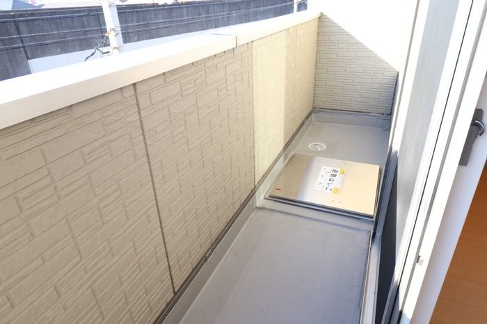 ��ʌ������s�_���P���ڂ̃A�p�[�g�̃o���R�j�[