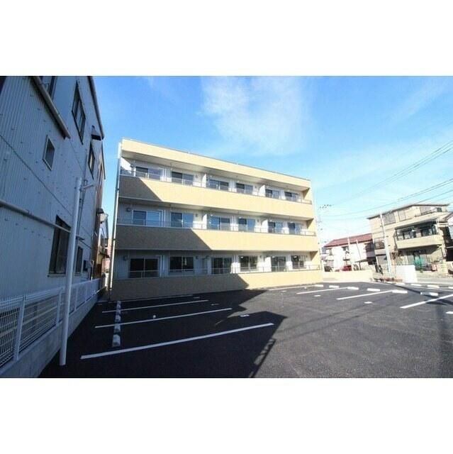 ��ʌ�����s�씵���J�R���ڂ̃}���V�����̒��ԏ�