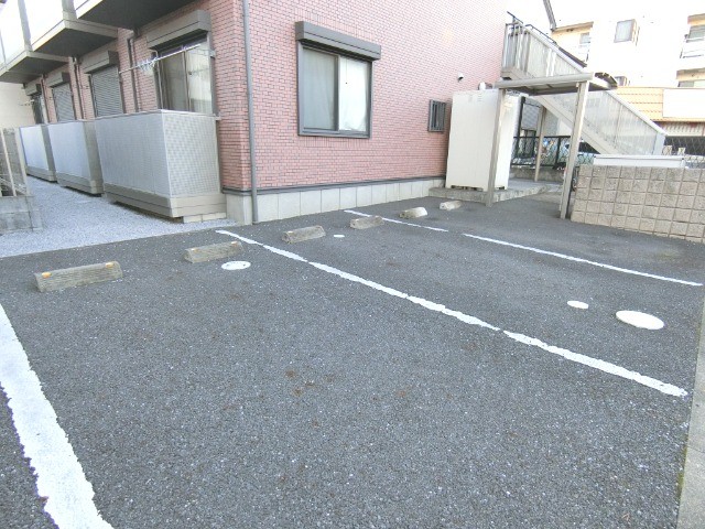 ��ʌ��z�J�s�ԎR���T���ڂ̃A�p�[�g�̒��ԏ�