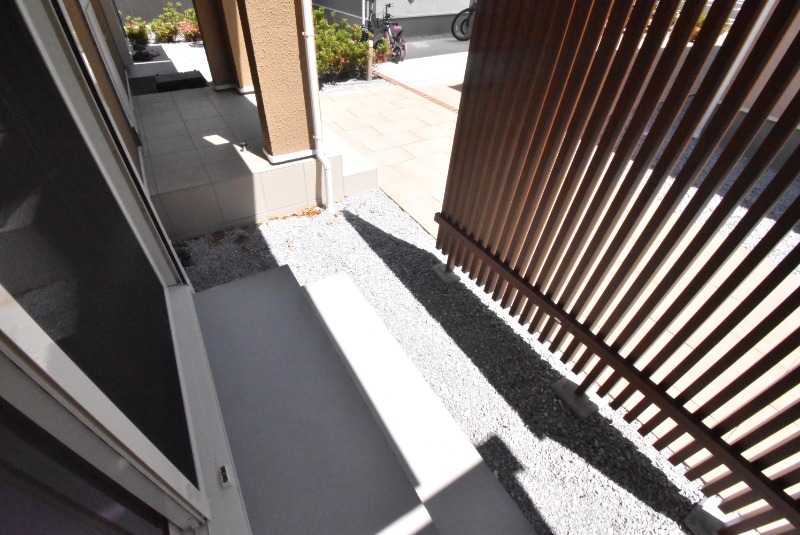 ��ʌ��������܎s�Y�a��哌�Q���ڂ̃e���X�n�E�X�̃o���R�j�[