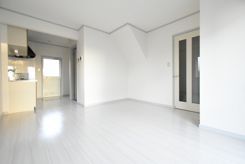 ��ʌ�����s�厚�����̃e���X�n�E�X�̋��ԁE���r���O