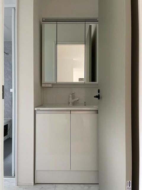 ��ʌ��������܎s�Y�a��k�Y�a�R���ڂ̃e���X�n�E�X�̐��ʏ�