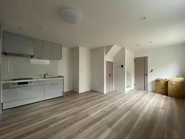 ��ʌ��������܎s�Y�a��k�Y�a�R���ڂ̃e���X�n�E�X�̋��ԁE���r���O