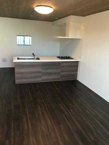 ��ʌ��������܎s�΋�����R���ڂ̃e���X�n�E�X�̋��ԁE���r���O