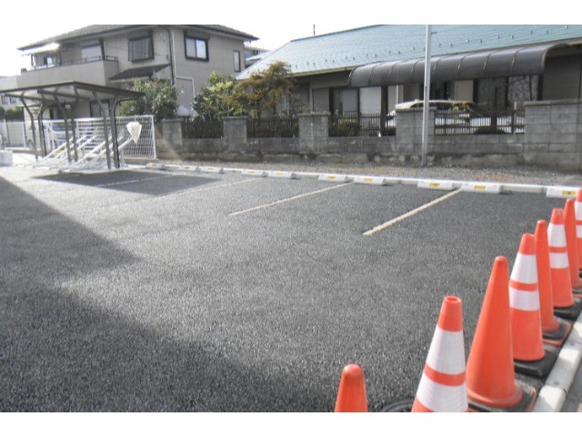 ��ʌ�����s�����P���ڂ̃A�p�[�g�̒��ԏ�