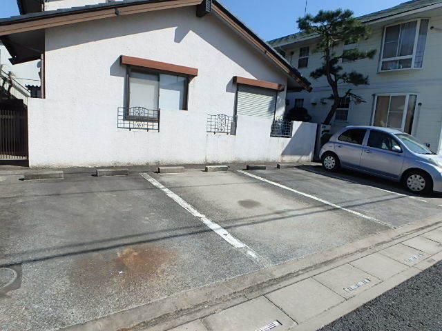 ��ʌ��������܎s��{��O���P���ڂ̃A�p�[�g�̒��ԏ�