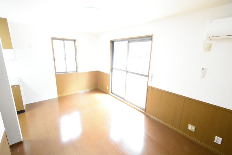 ��ʌ��������܎s�k��{�����Q���ڂ̃e���X�n�E�X�̋��ԁE���r���O