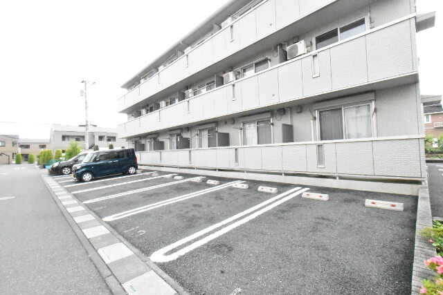 ��ʌ��z�J�s���C�N�^�E���Q���ڂ̃A�p�[�g�̒��ԏ�